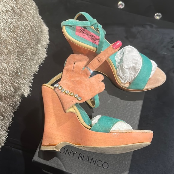 Tell the World to Buzz Off in the Massimo Dogana FU Shoes - Picture 3 of 6